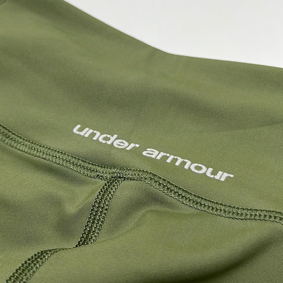 UNDER ARMOUR— Heat Gear Capri Leggings - Picture 5 of 9